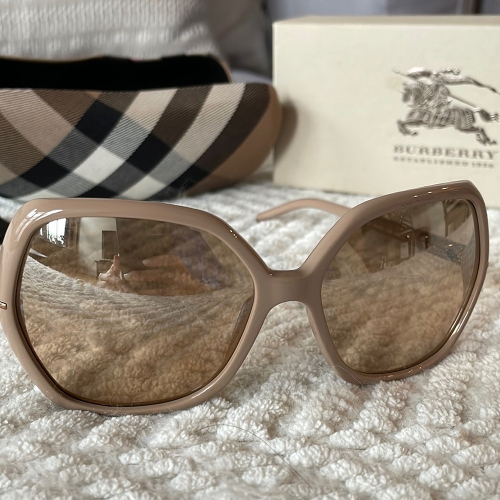Burberry sunglasses in Beige